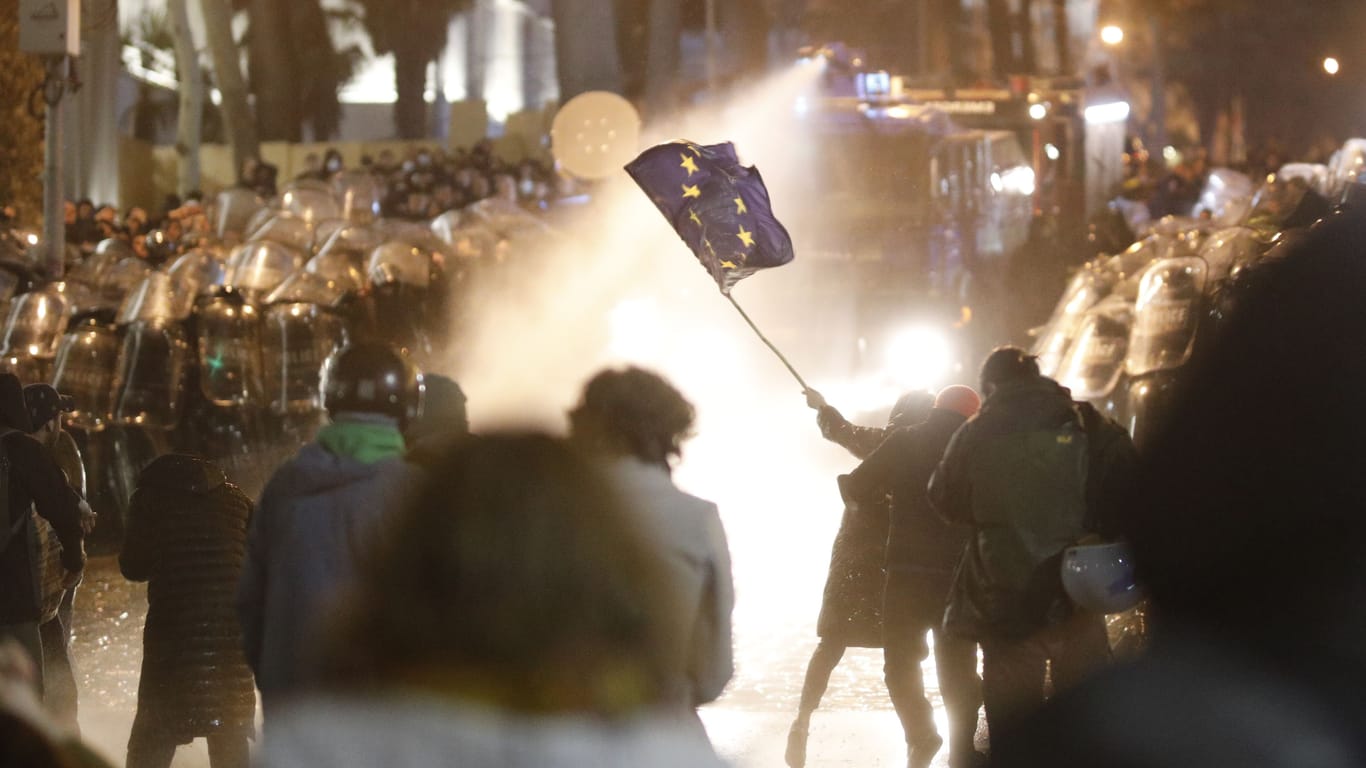 Proteste in Georgien: Am Dienstagabend setzte die Polizei Wasserwerfer gegen die Demonstierenden ein.