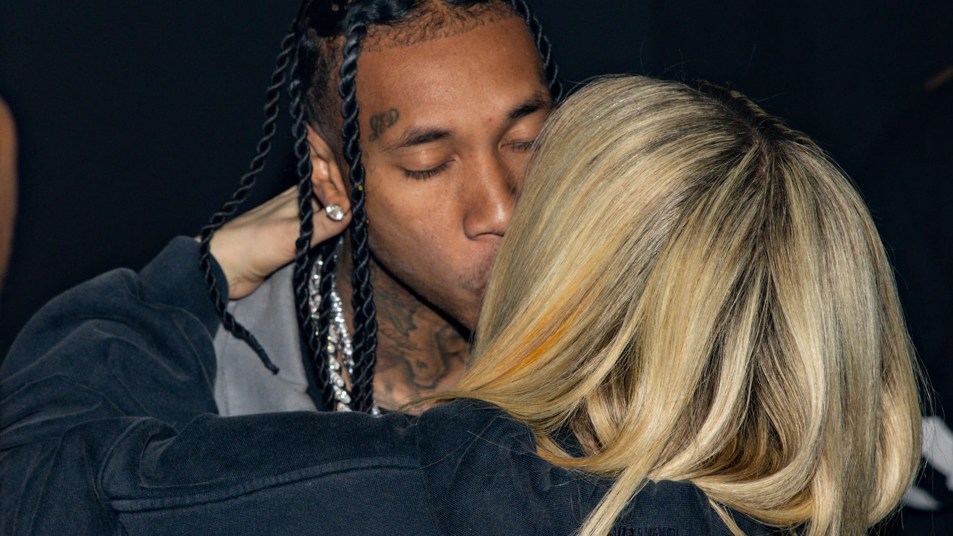 Tyga und Avril Lavigne zeigen sich knutschend in Paris.