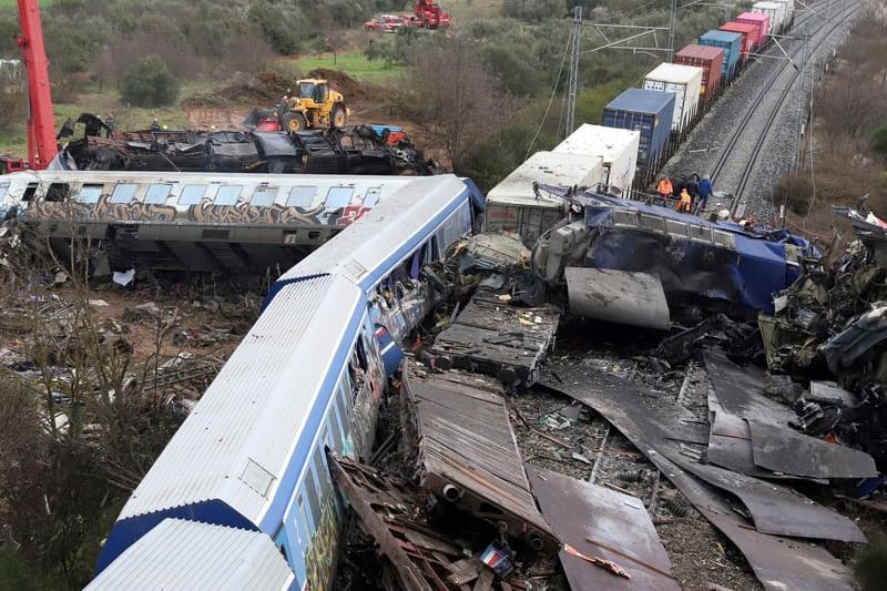 Rettungsarbeiten am Unfallort. Die vorderen Waggons beider Züge wurden durch den Aufprall geradezu zusammengefaltet.