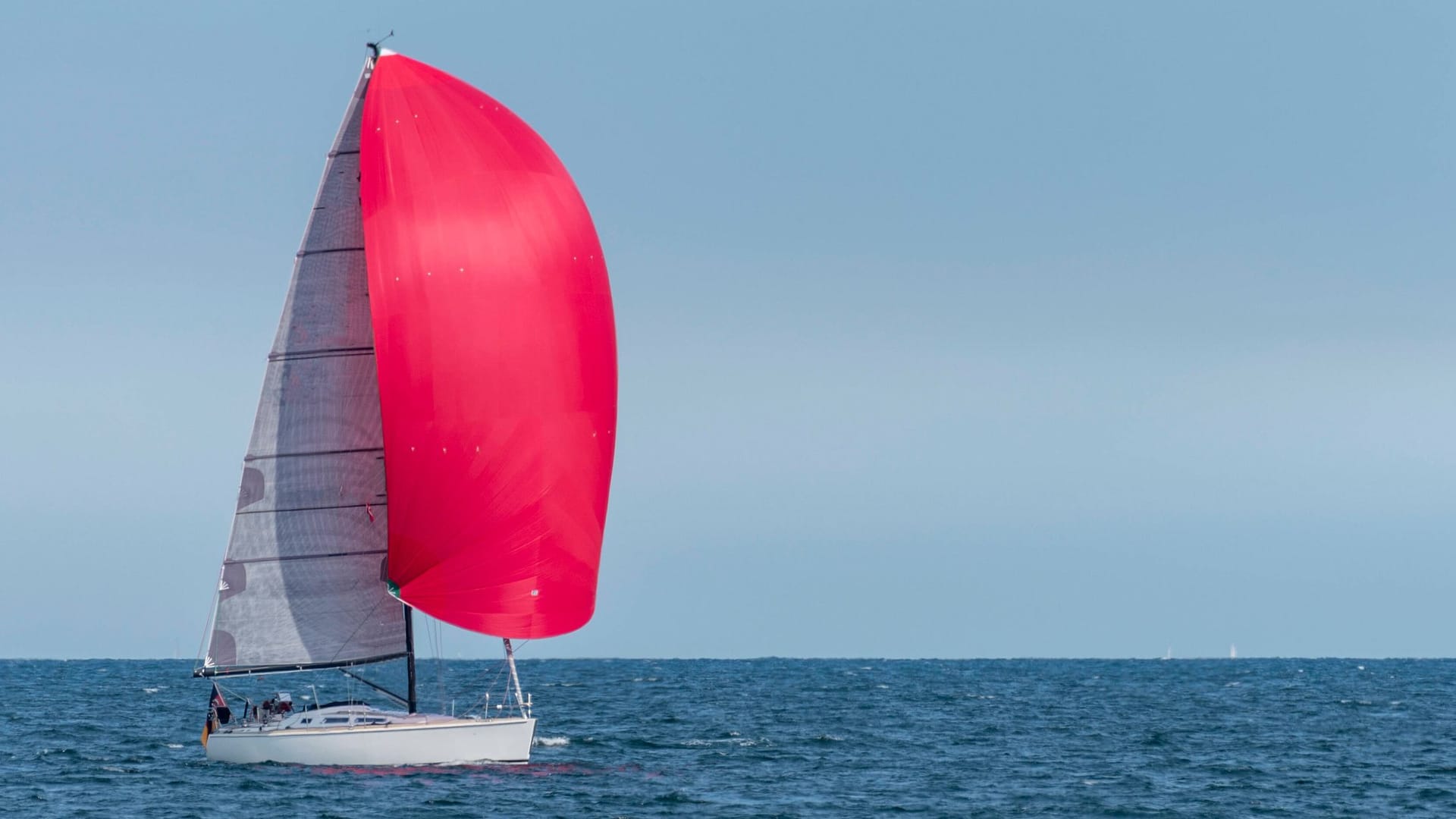Segelboot auf dem Meer (Symbolbild): Mitten im Pazifik ist eine Segelyacht mit einem Wal kollidiert und gekentert. Segelboot auf dem Meer (Symbolbild): Mitten im Pazifik ist eine Segelyacht mit einem Wal kollidiert und gekentert.