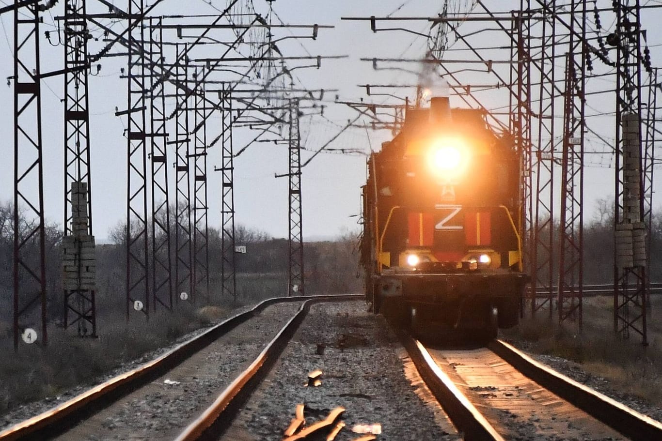 Eine Lok der russischen Streitkräfte in der Region Cherson (Archiv): Ukrainische Widerstandskämpfer sollen eine Eisenbahnstrecke gesprengt haben.