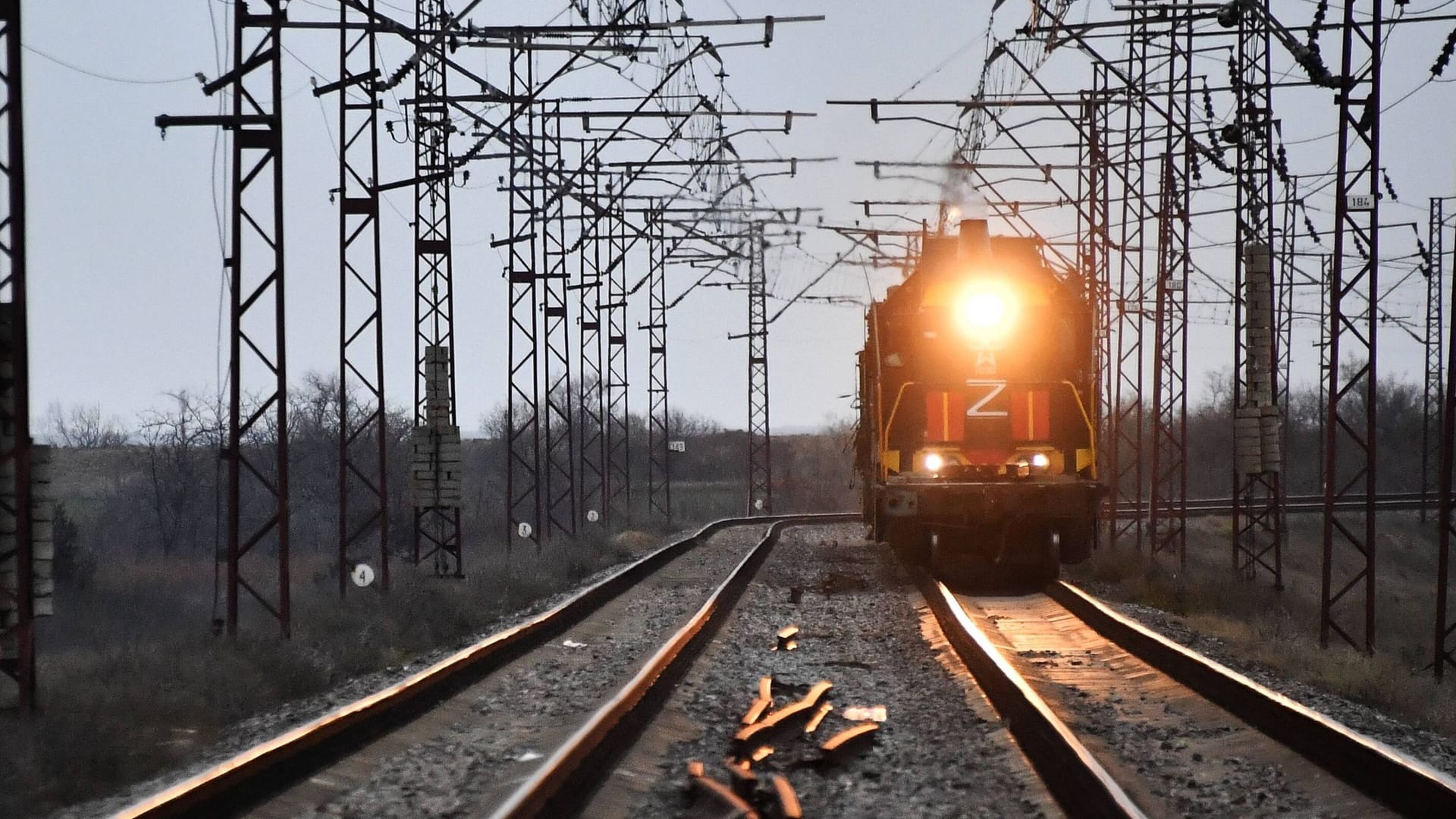 Eine Lok der russischen Streitkräfte in der Region Cherson (Archiv): Ukrainische Widerstandskämpfer sollen eine Eisenbahnstrecke gesprengt haben.