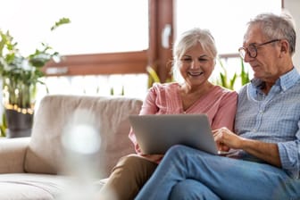 Rentnerpaar schaut auf ein Laptop (Symbolbild): Fürs Alter können Sie auf mehrere Arten vorsorgen. Doch welche bringt Ihnen am meisten?