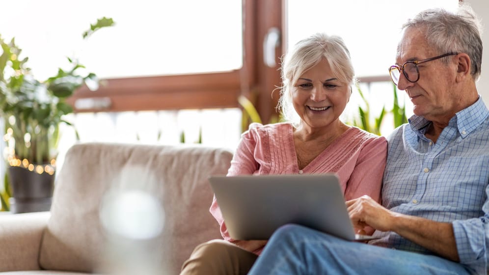 Rentnerpaar schaut auf ein Laptop (Symbolbild): Fürs Alter können Sie auf mehrere Arten vorsorgen. Doch welche bringt Ihnen am meisten?
