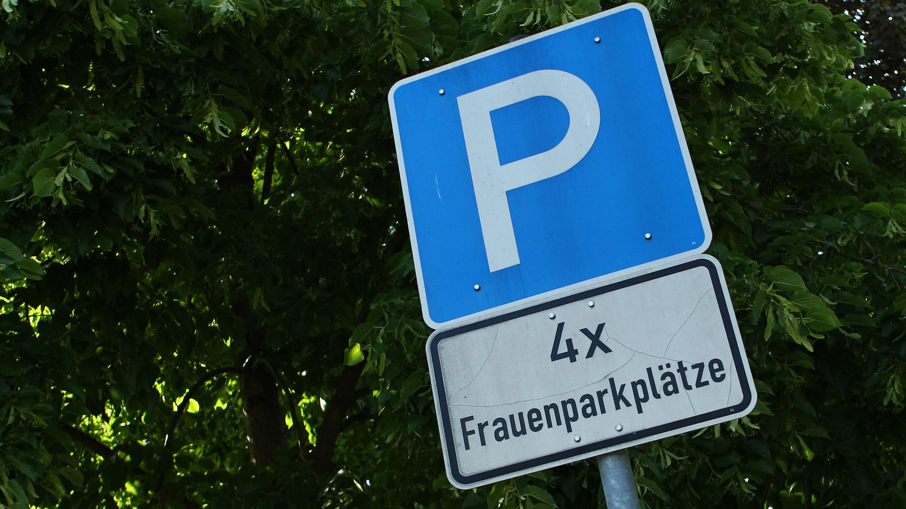 Frauenparkplatz: Wer darf hier parken – und wer nicht?