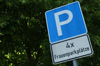 Frauenparkplätze: In der StVO kommen sie nicht vor. Trotzdem sollte man sie beachten.