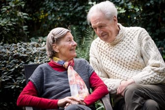 Henning Scherf (r) und seine Ehefrau Luise Scherf sitzen in ihrem Garten (Archivbild): Der Altbürgermeister wäre fast Opfer eines Schockanrufs geworden.