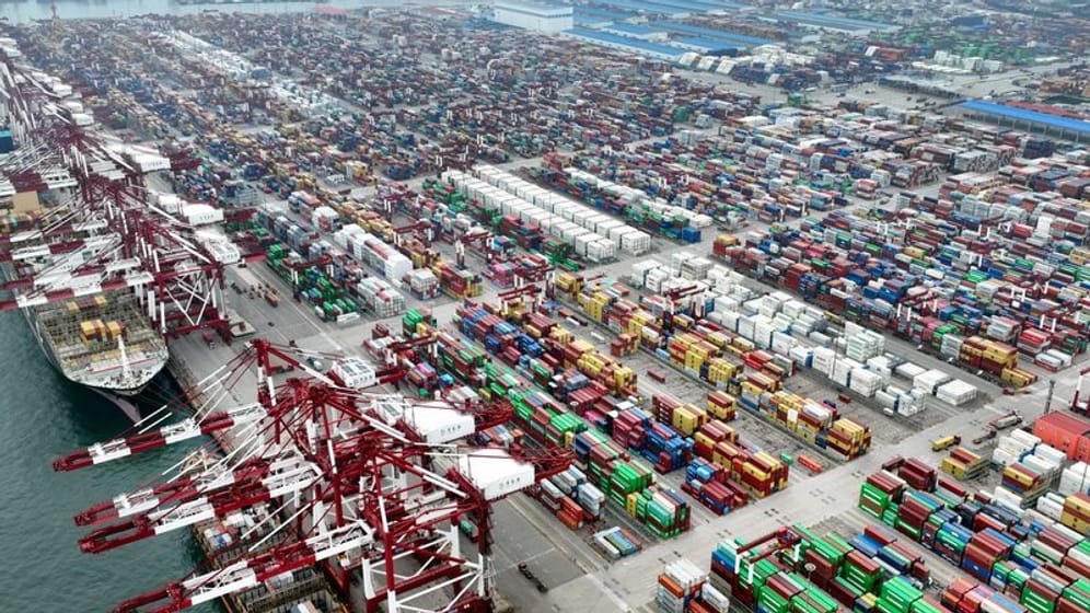 Container-Terminal im Hafen von Qingdao in der ostchinesischen Provinz Shandong: Drei Jahre nach der Coronapandemie stabilisiert sich der Welthandel wieder.