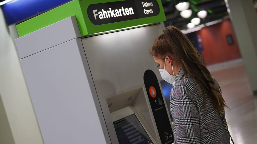 Fahrkartenautomat der Üstra (Symbolbild): Bargeld nehmen künftig nicht mehr alle Automaten der Üstra an.