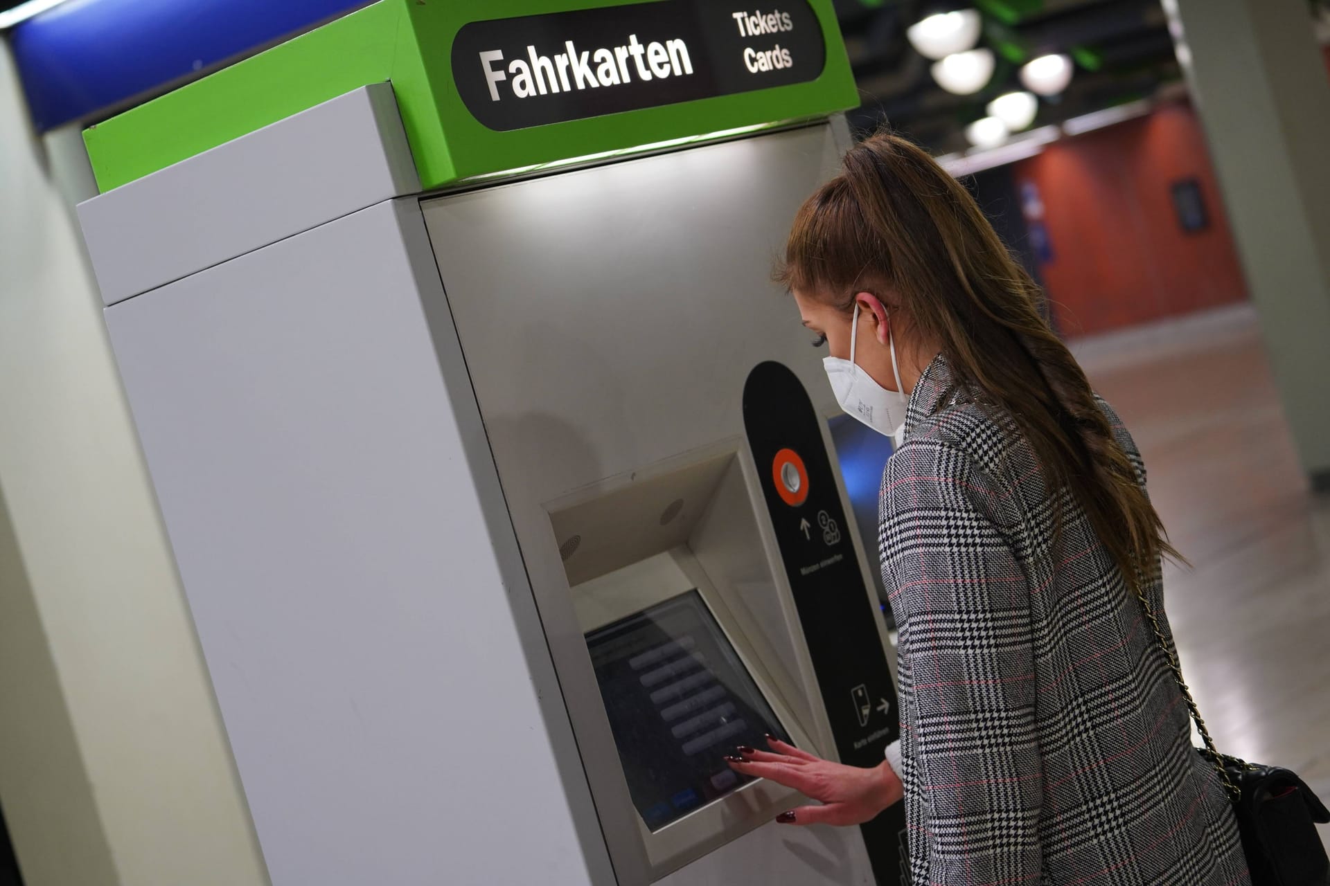 Fahrkartenautomat der Üstra (Symbolbild): Bargeld nehmen künftig nicht mehr alle Automaten der Üstra an.