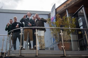 Fünf Personen auf dem Balkon des Hansa Hauses in München bei einer Veranstaltung von Abtreibungsgegnern (Archivbild): Die Personen sind teils wegen ihrer offen rechtsextremen Haltung bekannt.