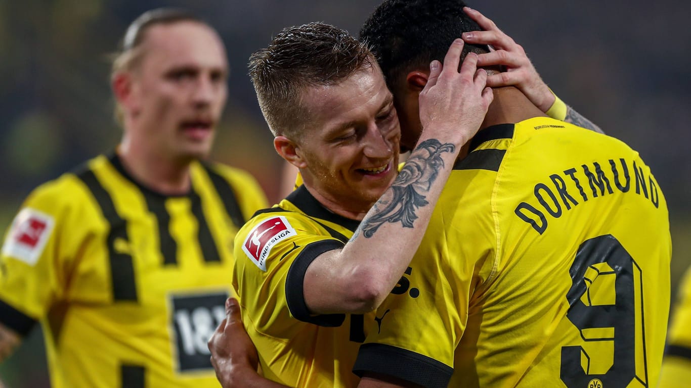 Marco Reus und Sébastien Haller (r.): Der Dortmund-Kapitän feiert den Torschützen zum 2:0 gegen Köln für seinen Treffer.