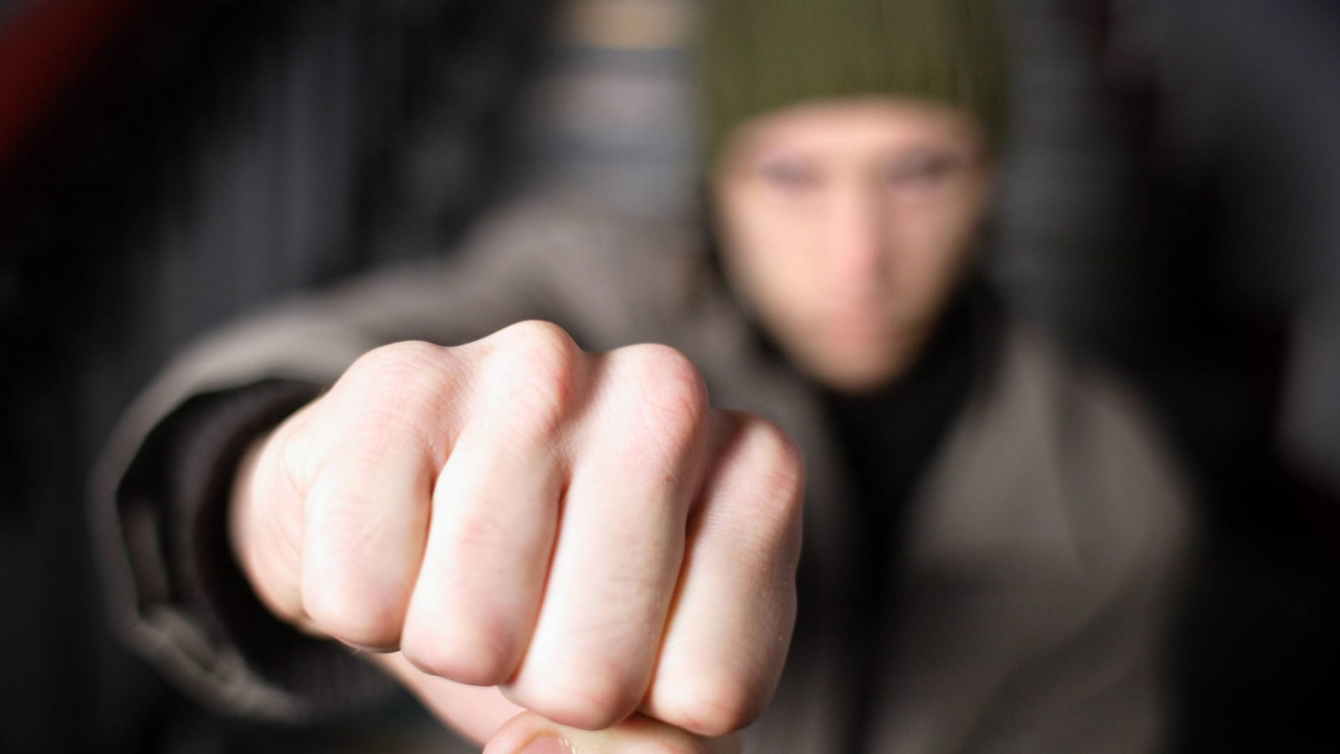 Ein Mann droht mit der Faust (Symbolbild): Es wurde gebissen, geschlagen und sogar nach einer Waffe gegriffen.