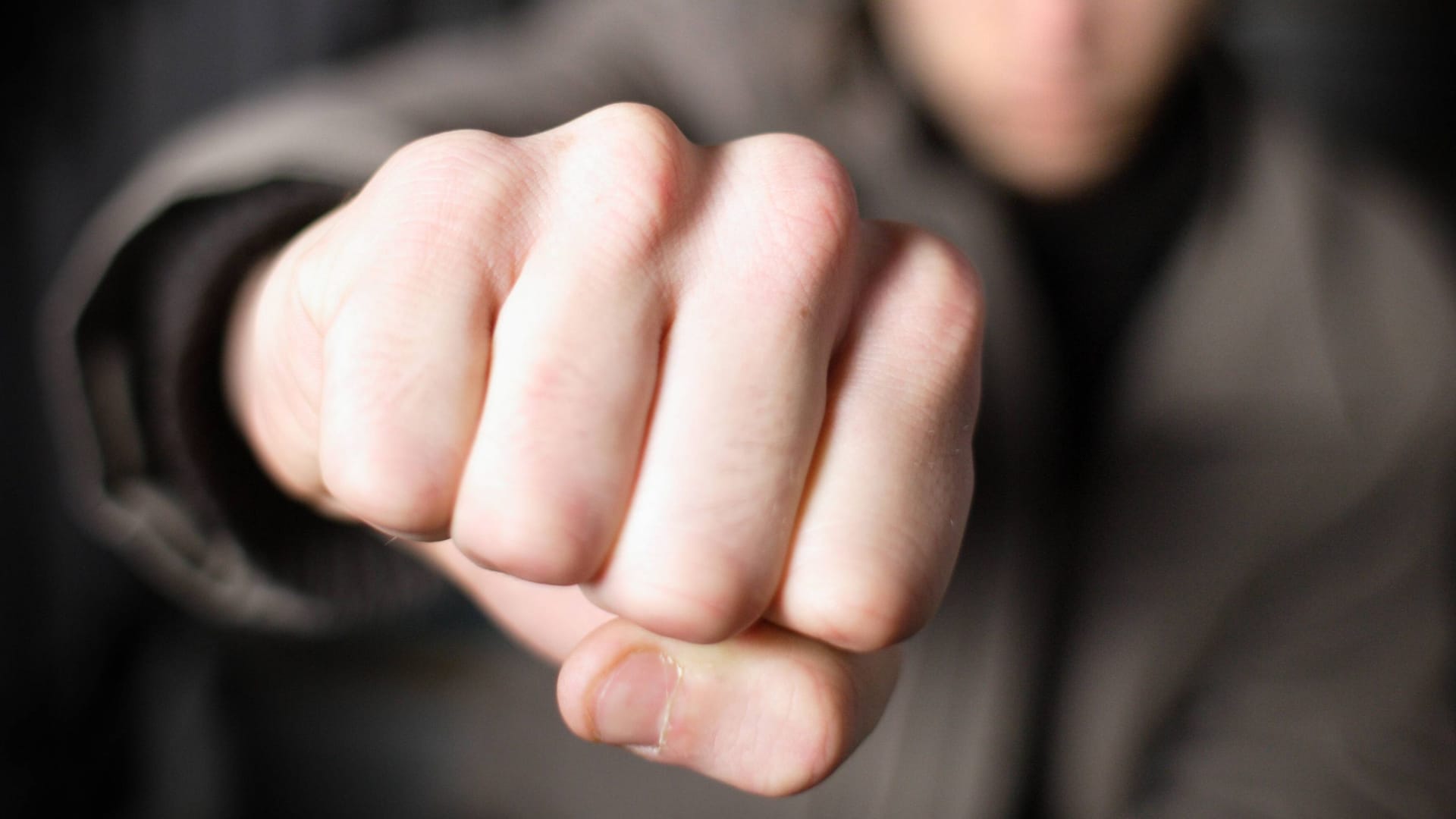 Ein Mann droht mit der Faust (Symbolbild): Es wurde gebissen, geschlagen und sogar nach einer Waffe gegriffen. Ein Mann droht mit der Faust (Symbolbild): Es wurde gebissen, geschlagen und sogar nach einer Waffe gegriffen.