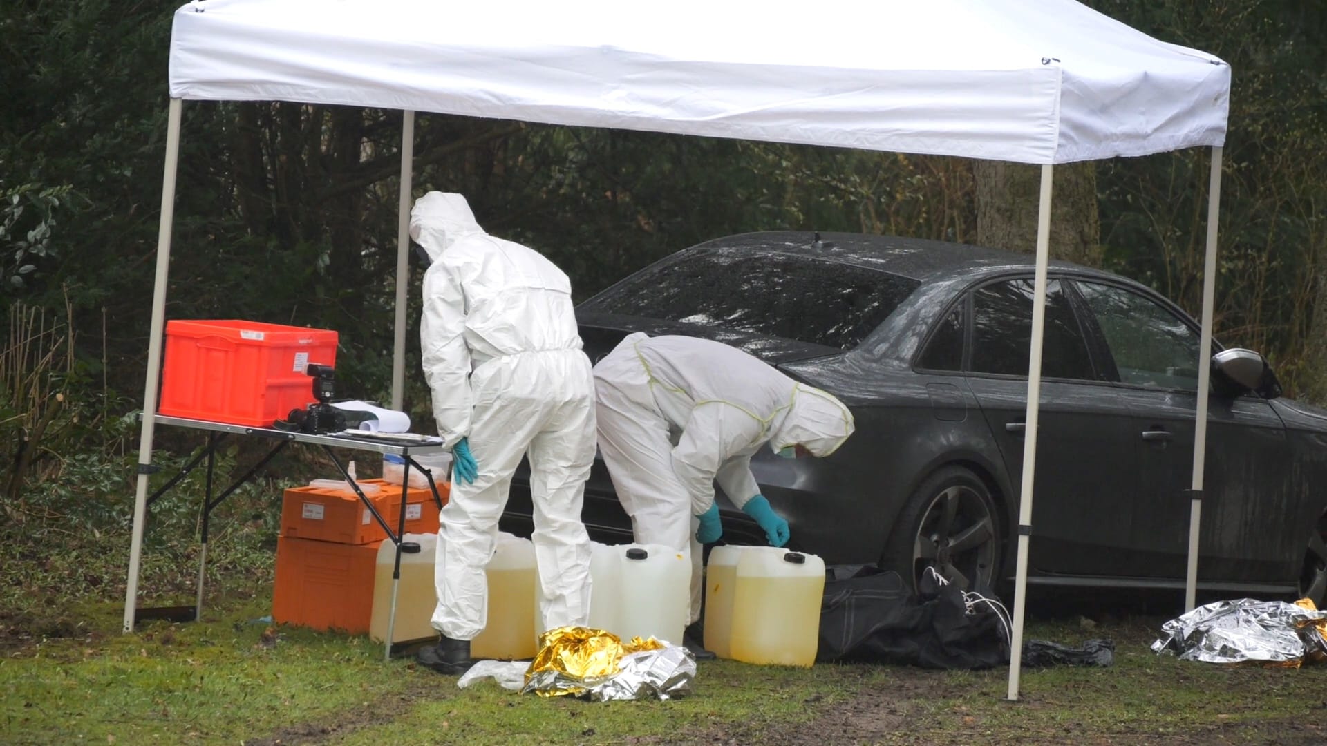 Spezialisten sichern Spuren an einem mutmaßlichen Fluchtfahrzeug. Im Kofferraum fanden Beamten mehrere Benzinkanister, berichtete ein Reporter vor Ort. Spezialisten sichern Spuren an einem mutmaßlichen Fluchtfahrzeug. Im Kofferraum fanden Beamten mehrere Benzinkanister, berichtete ein Reporter vor Ort.