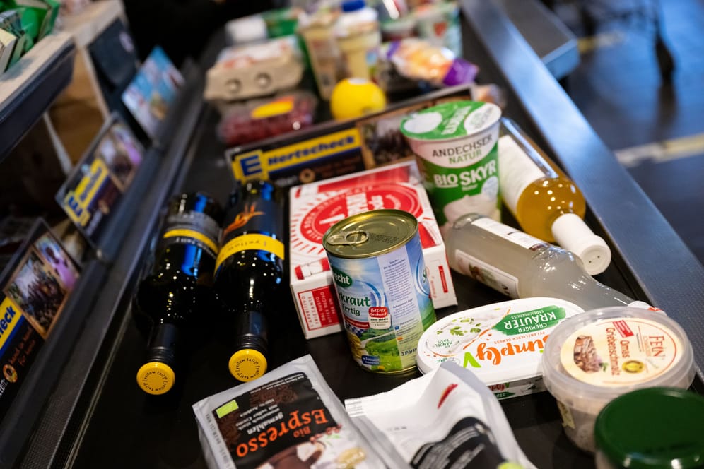 Lebensmittel auf dem Band einer Supermarktkasse (Symbolbild): Im vergangenen Jahr sind die Verbraucherpreise im Schnitt um 6,9 Prozent gestiegen.