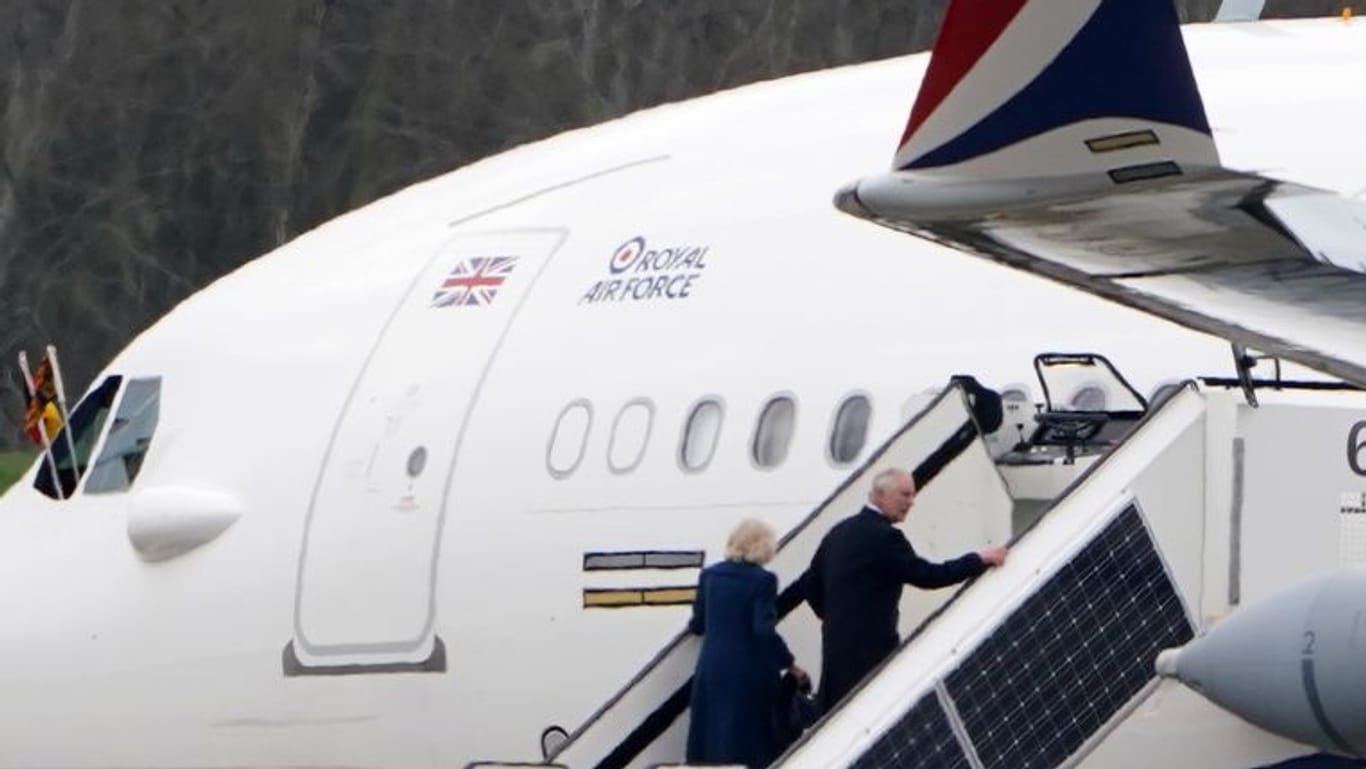 Camilla und Charles besteigen die Royal-Air-Force-Maschine und fliegen zurück nach Großbritannien.