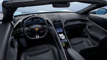 Vertrauter Anblick – zumindest für Ferrari-Fahrer: Das Cockpit ist das gleiche wie im Roma Coupé.