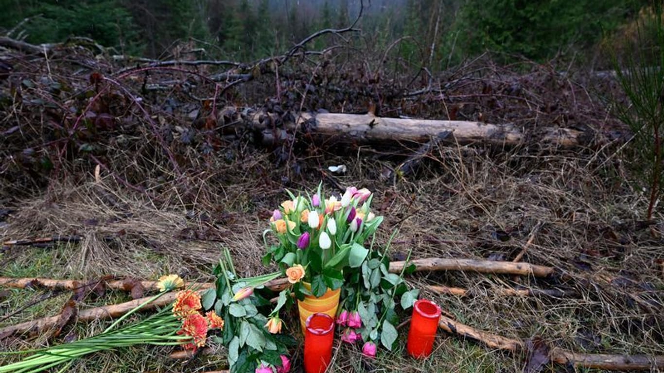 Getötetes Mädchen in Freudenberg: Menschen haben Blumen und Kerzen am Fundort der Leiche niedergelegt.
