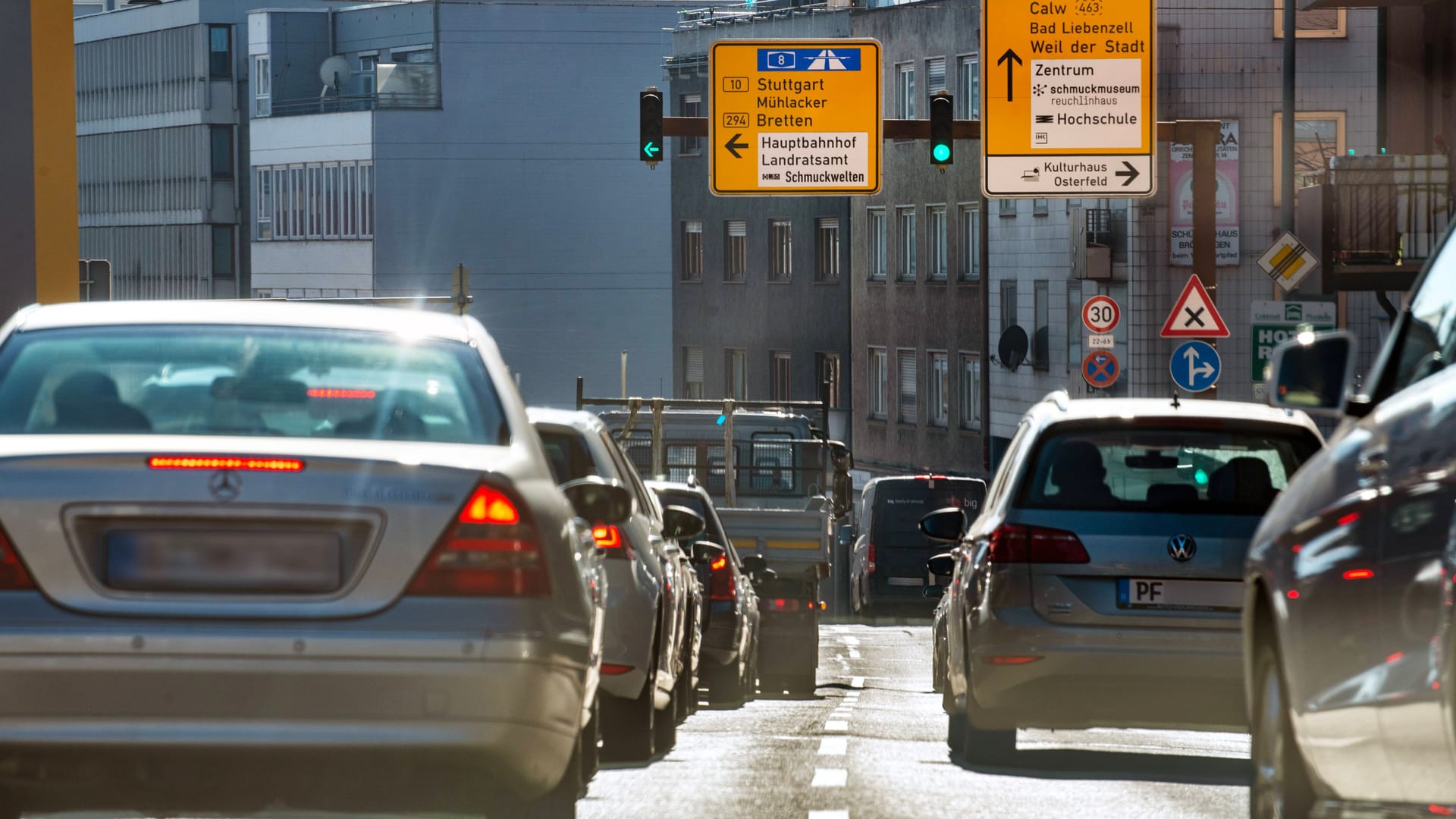 Dichter Stadtverkehr: In der EU sollen ab 2035 nur noch Neuwagen verkauft werden dürfen, die im Betrieb keine Treibhausgase ausstoßen.