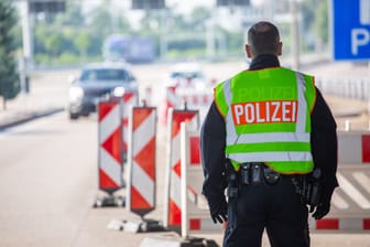 Ein Beamter der Bundespolizei (Archiv): Eine Ausschreibung für das neue Waffensystem werde derzeit vorbereitet.