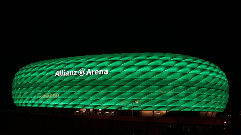 Die Allianz Arena in München (Archivbild): Das Stadion des FC Bayern wurde immer wieder an St. Patrick's Day in der irischen Nationalfarbe grün beleuchtet.