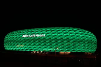 Die Allianz Arena in München (Archivbild): Das Stadion des FC Bayern wurde immer wieder an St. Patrick's Day in der irischen Nationalfarbe grün beleuchtet.
