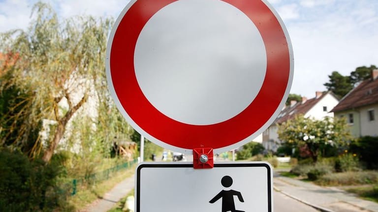 Für Fahrzeuge tabu: In einen als Spielstraße gekennzeichneten Abschnitt ist die Einfahrt mit Fahrzeugen verboten.