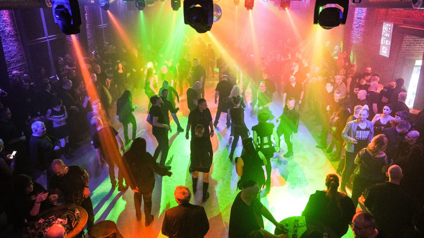 Tanzende Menschen in einer Diskothek (Symbolbild): Das "Pistolero" in Bad Tölz gibt nun den Betrieb auf.