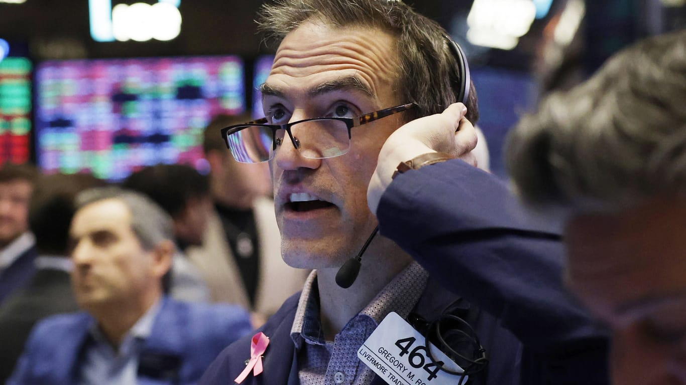 Händler an der New Yorker Wall Street: Die Börsianer blicken angespannt auf das internationale Bankenwesen.