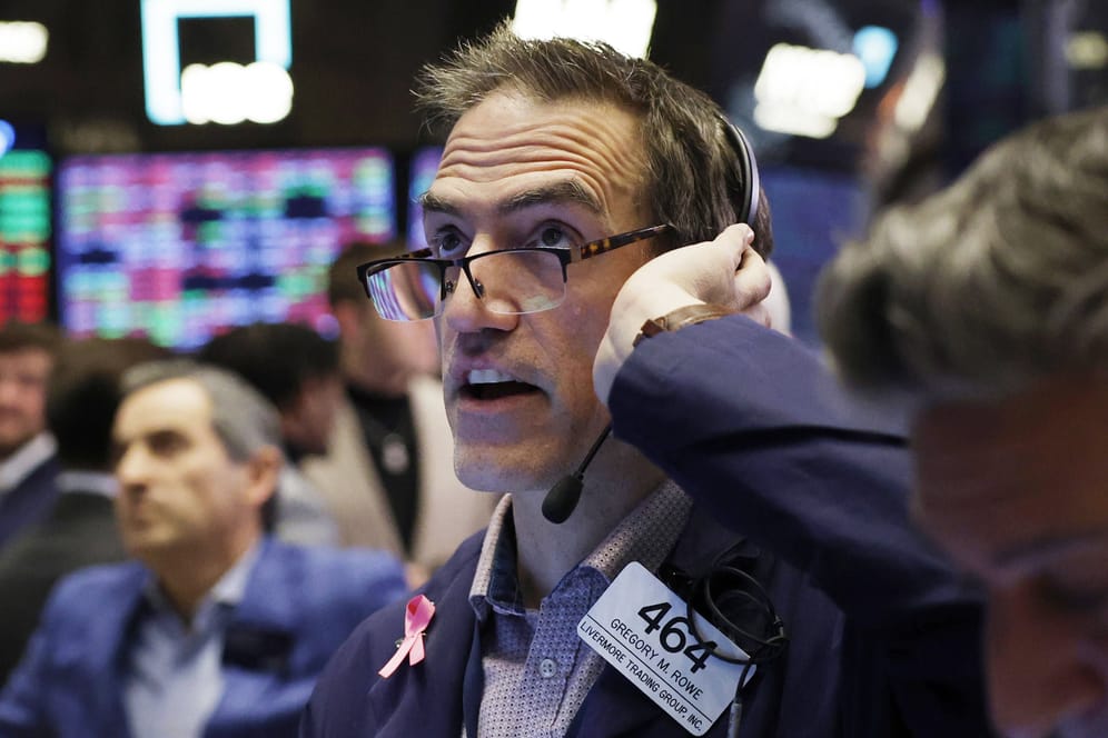 Händler an der New Yorker Wall Street: Die Börsianer blicken angespannt auf das internationale Bankenwesen.