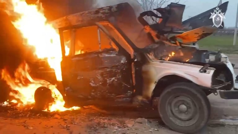 Das brennende Auto nach dem mutmaßlichen Attentat: Eine unbekannte Person soll an dem Auto einen Sprengsatz angebracht haben.