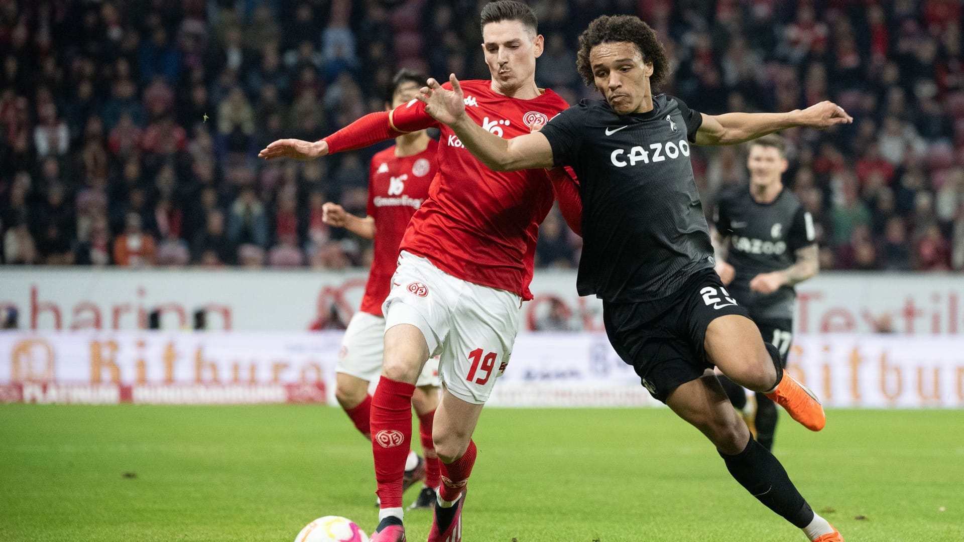Auf Augenhöhe: Mainz' Caci (li.) und Freiburgs Sildillia kämpfen um den Ball. Auf Augenhöhe: Mainz' Caci (li.) und Freiburgs Sildillia kämpfen um den Ball.