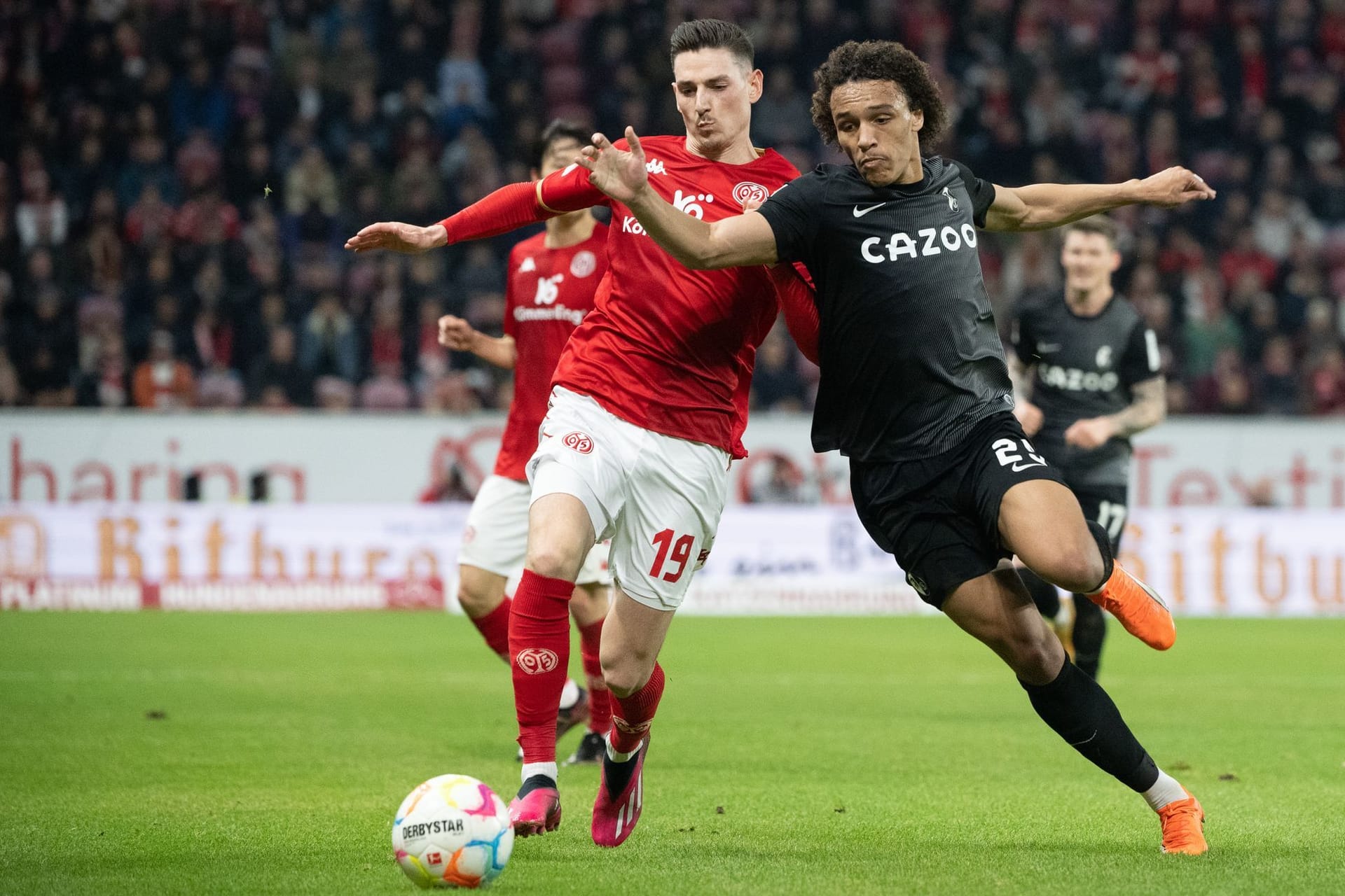 Auf Augenhöhe: Mainz' Caci (li.) und Freiburgs Sildillia kämpfen um den Ball.