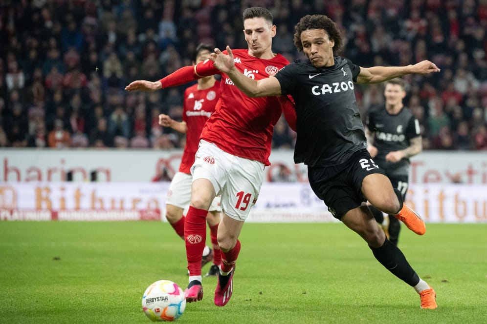 Auf Augenhöhe: Mainz' Caci (li.) und Freiburgs Sildillia kämpfen um den Ball.