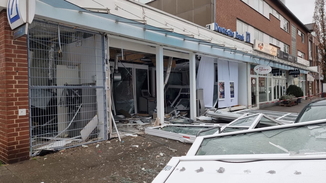 Unbekannte Täter haben in Hannover im Stadtteil Kirchrode einen Geldautomaten gesprengt. Dabei ist auch das Filialgebäude stark beschädigt worden.