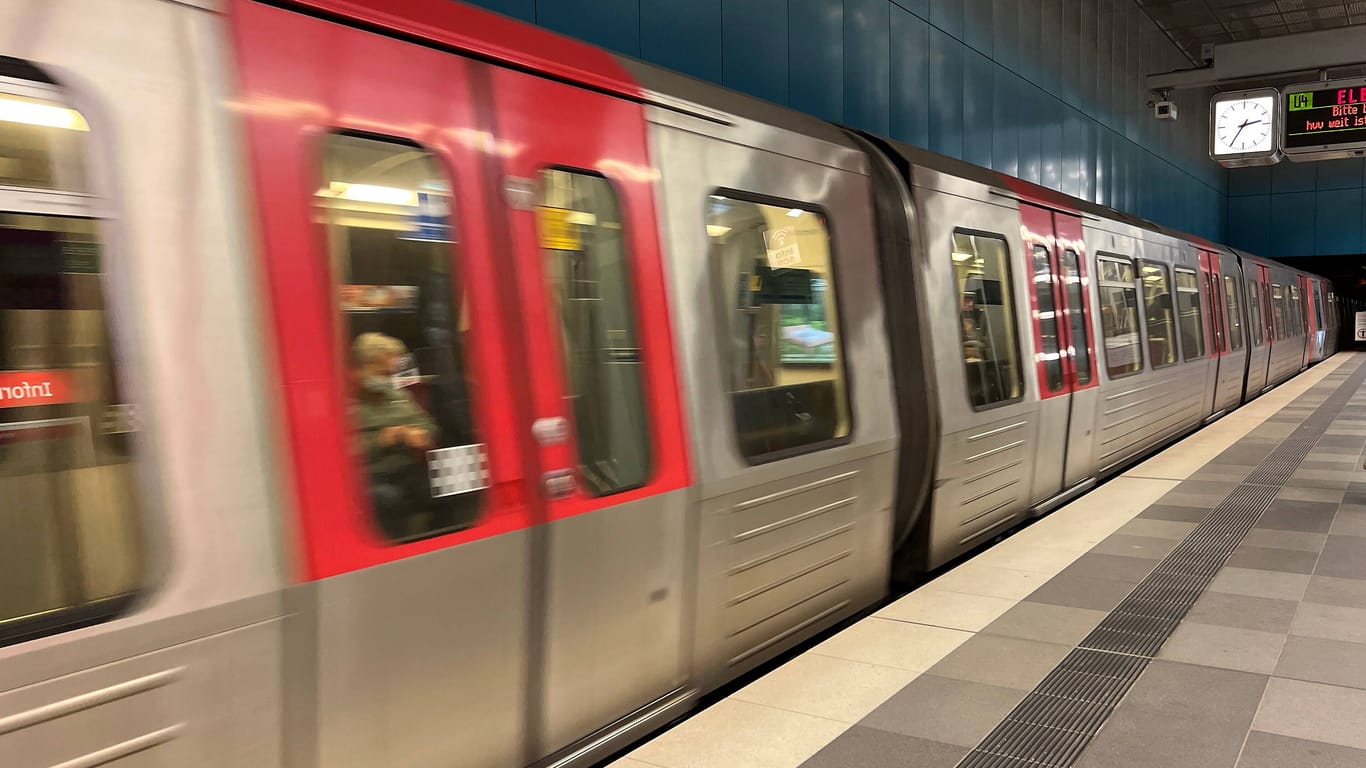 Eine U-Bahn fährt in einen Hamburger Bahnhof ein: Stadt und HVV bieten zum Start des Deutschlandtickets weitere Optionen an.