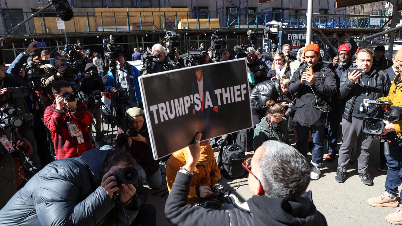 Vor dem Büro des Staatsanwalts fordern Demonstranten Donald Trumps Verhaftung. Quelle: imago images