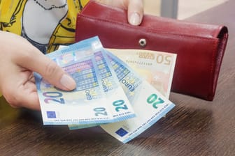 Eine Frau zieht Euroscheine aus dem Portemonnaie (Symbolbild): Manche Banknoten sind wertvoller als man denkt.