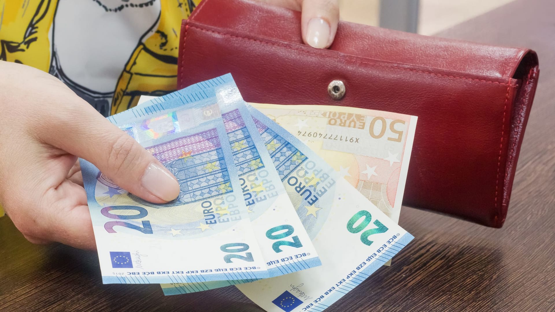 Eine Frau zieht Euroscheine aus dem Portemonnaie (Symbolbild): Manche Banknoten sind wertvoller als man denkt.