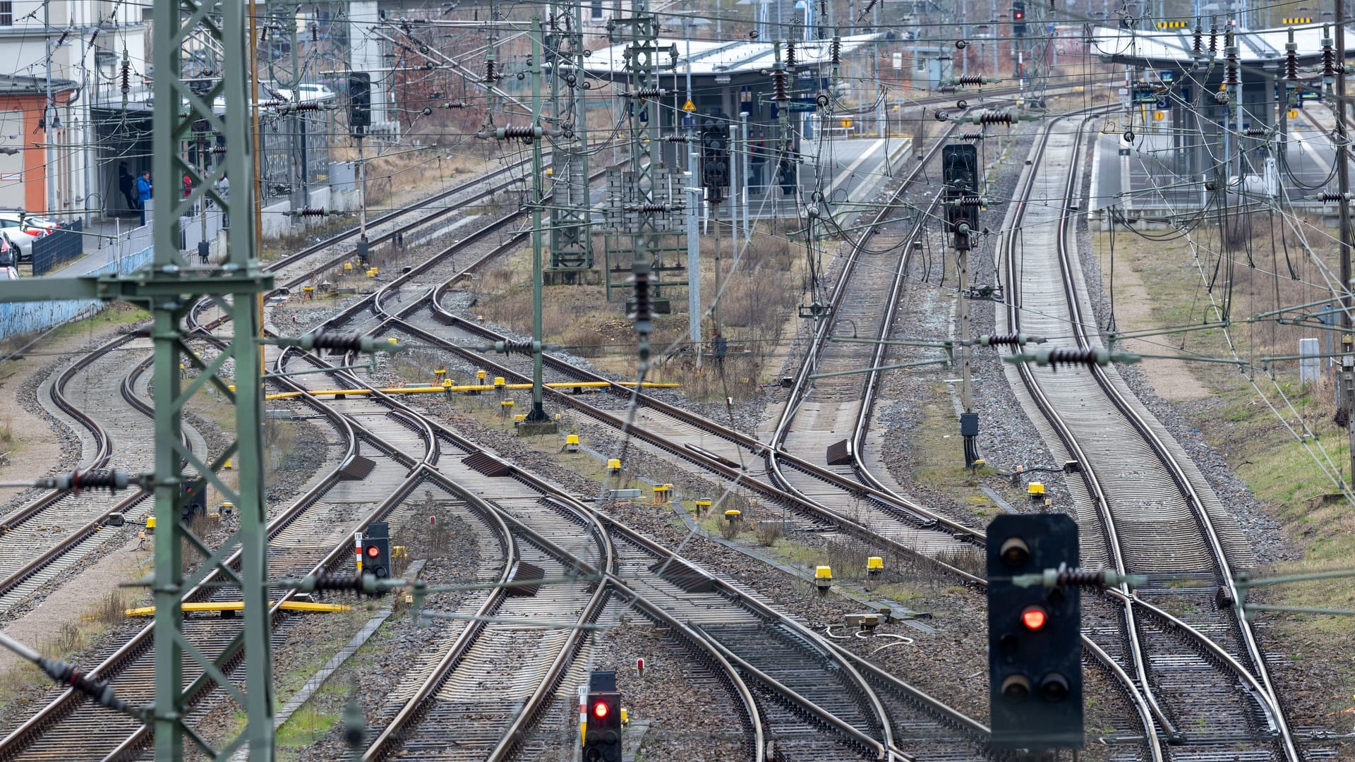 Leere Gleise (Symbolbild): Die Bahnstrecke zwischen Hamburg-Altona und Heide ist gesperrt.