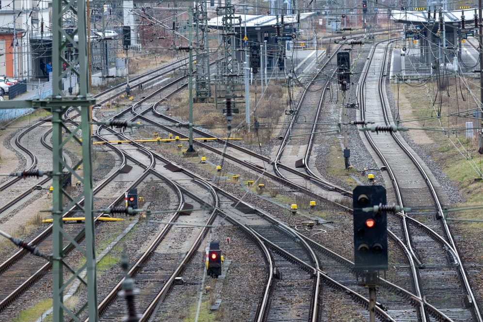 Leere Gleise (Symbolbild): Die Bahnstrecke zwischen Hamburg-Altona und Heide ist gesperrt.