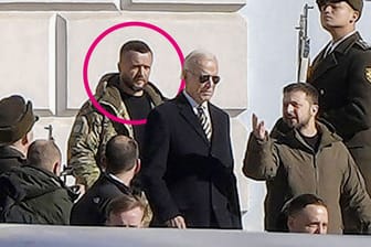 Joe Biden und Wolodymyr Selenskyj in Kiew, dahinter Selenskyjs Leibwächter
