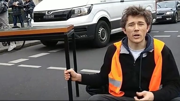 Henning Jeschke und sein Tisch: Der Klimaaktivist hat am Donnerstag in Berlin den Verkehr lahmgelegt.