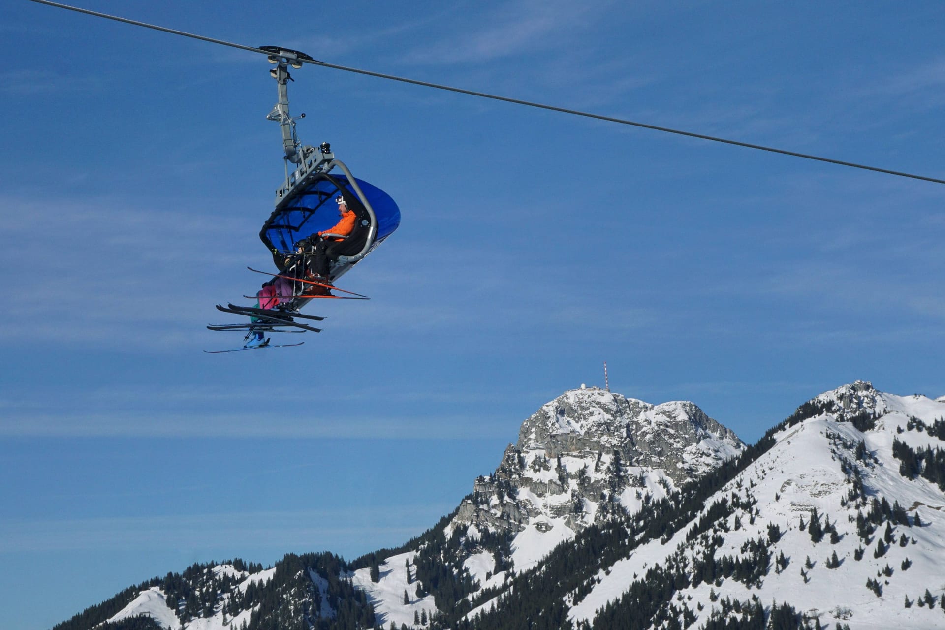 Skifahrer im Sessellift im Skigebiet Sudelfeld bei Bayrischzell (Archivbild): Hier und an Spitzingsee und Brauneck endet am Sonntag die Skisaison.