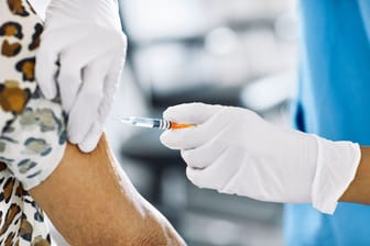 Einem Patienten wird eine Corona-Impfung verabreicht (Symbolfoto): Die Bremer Impfkampagne habe bundesweit Standards gesetzt, so das Gesundheitsressort.