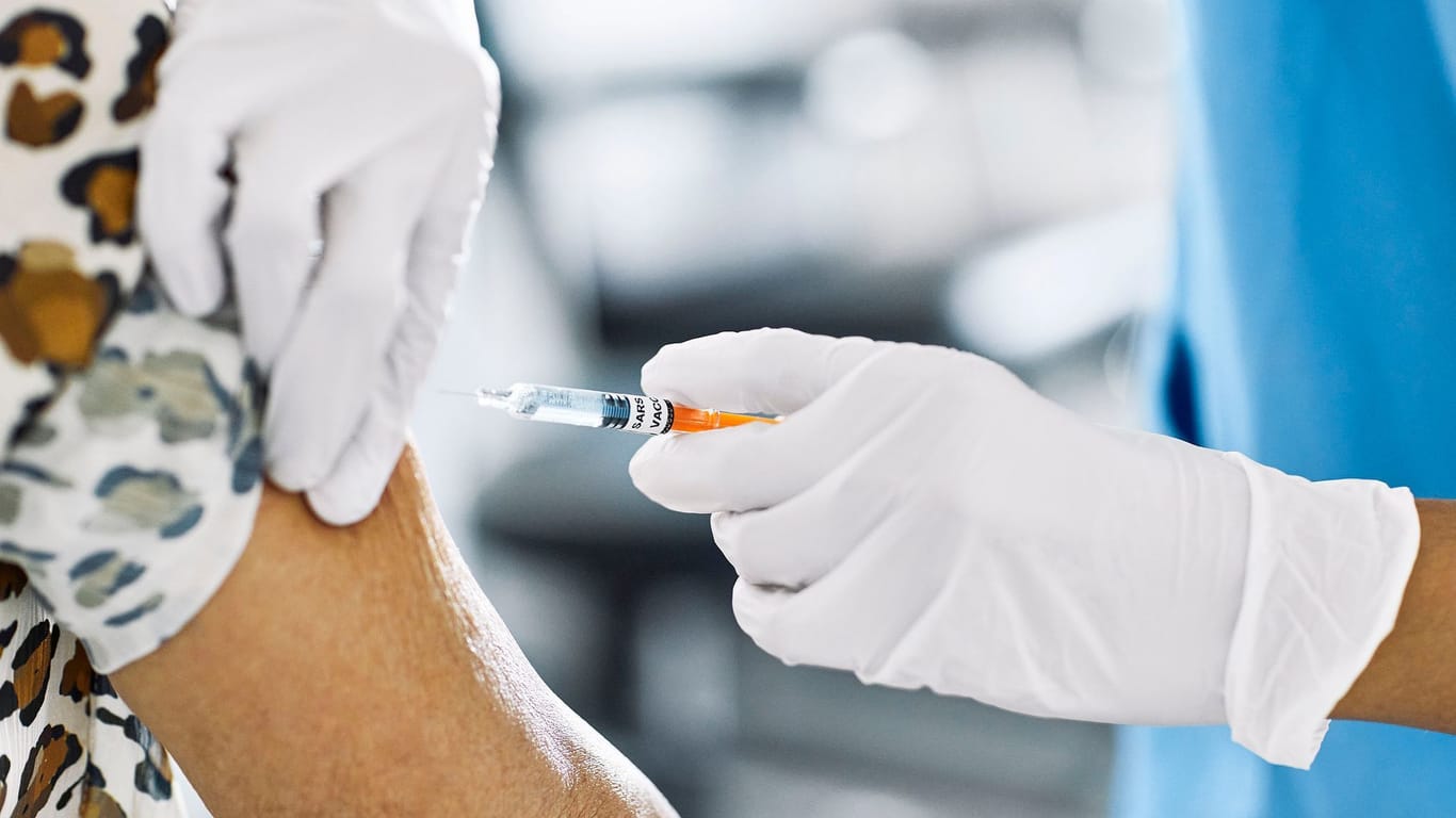 Einem Patienten wird eine Corona-Impfung verabreicht (Symbolfoto): Die Bremer Impfkampagne habe bundesweit Standards gesetzt, so das Gesundheitsressort.