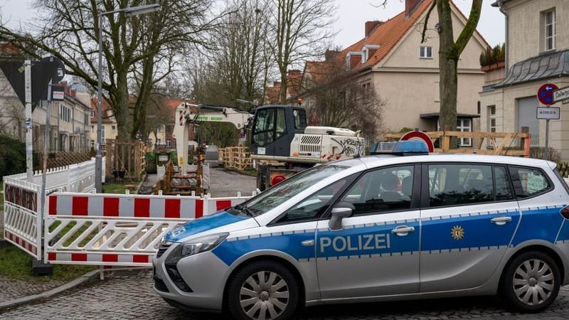 Ein Polizeiauto steht vor dem Fundort einer Weltkriegsbombe in Berlin-Zehlendorf.