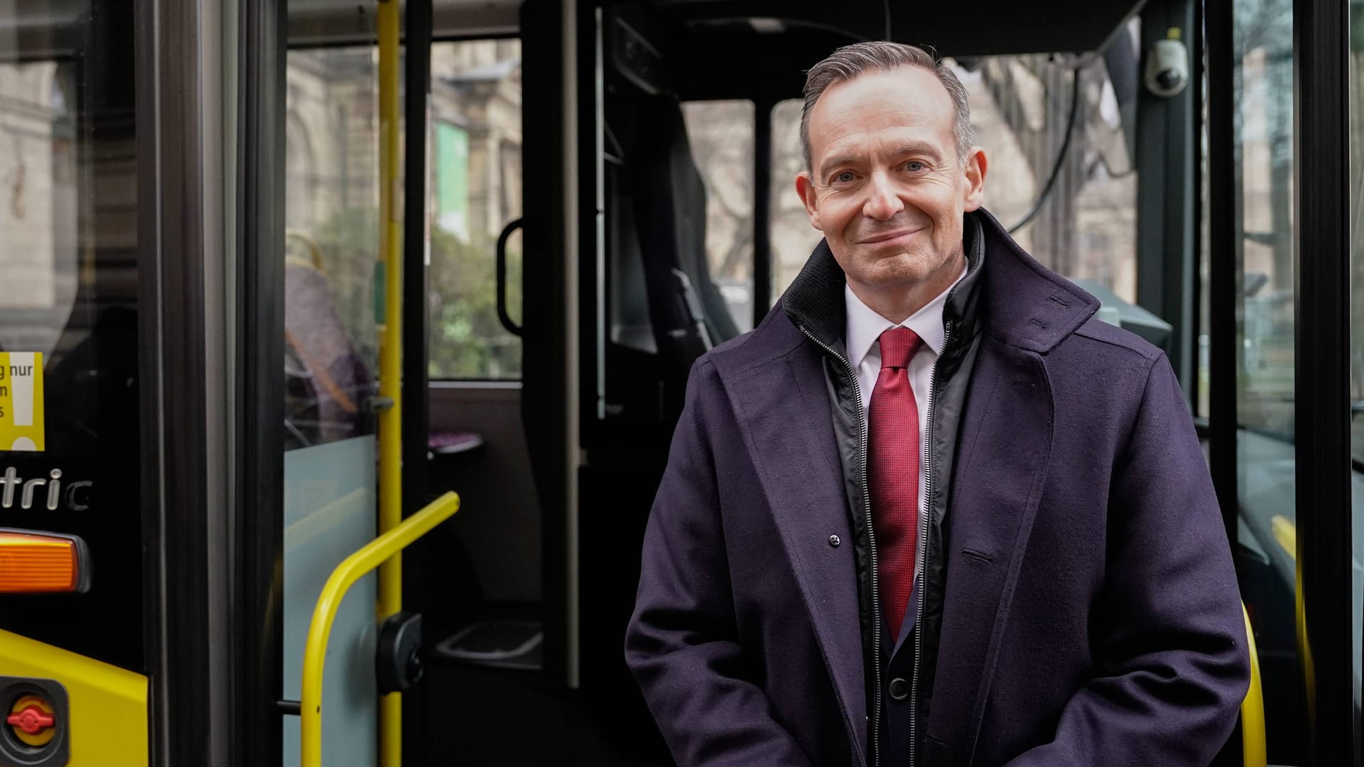 Wissing vor einem elektronisch angetriebenen Bus in Berlin: Einer, der von den Grünen fast leidenschaftlich gehasst wird.