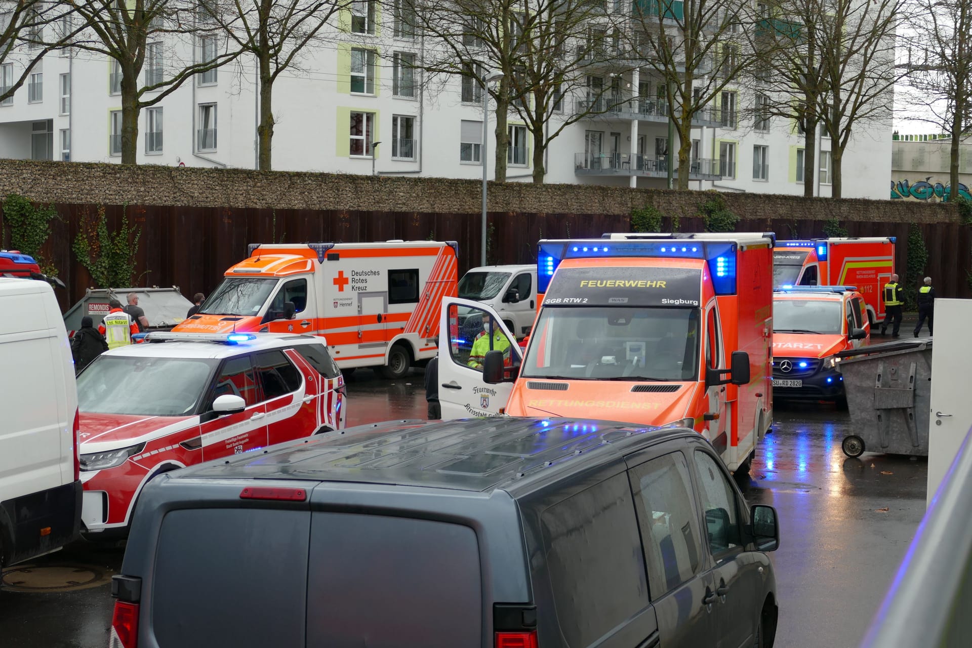 Die Feuerwehr am Einsatzort: In einem Einkaufszentrum in Sankt Augustin ist Kühlmittel ausgetreten.